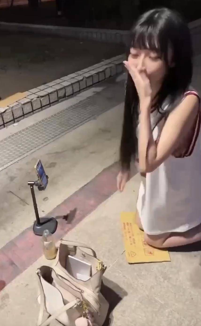 美女网红直播遇变态脱裤子?被戳穿是自导自演后带走调查!