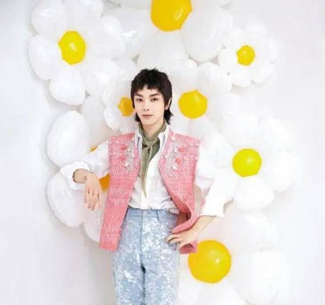 华晨宇晒照庆34岁生日,时髦穿搭展示青春活力,阳光获