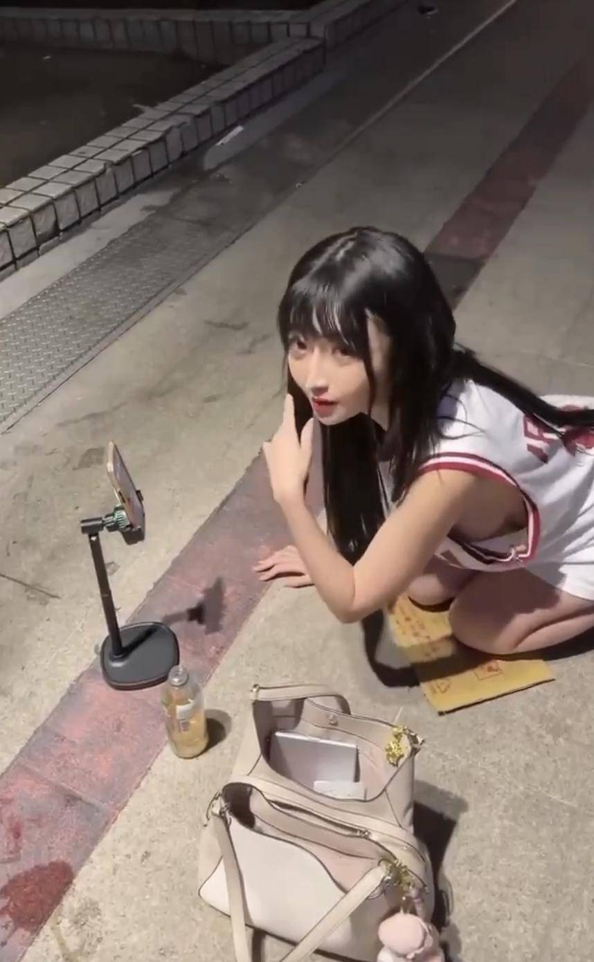 美女网红直播遇变态脱裤子?被戳穿是自导自演后带走调查!