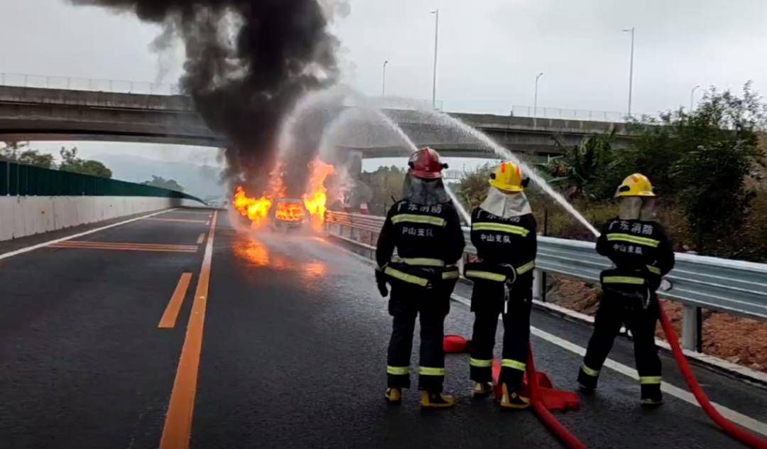 消防車拉起警笛時暖心的一幕出現了就在此時被堵在救援途中遇上交通