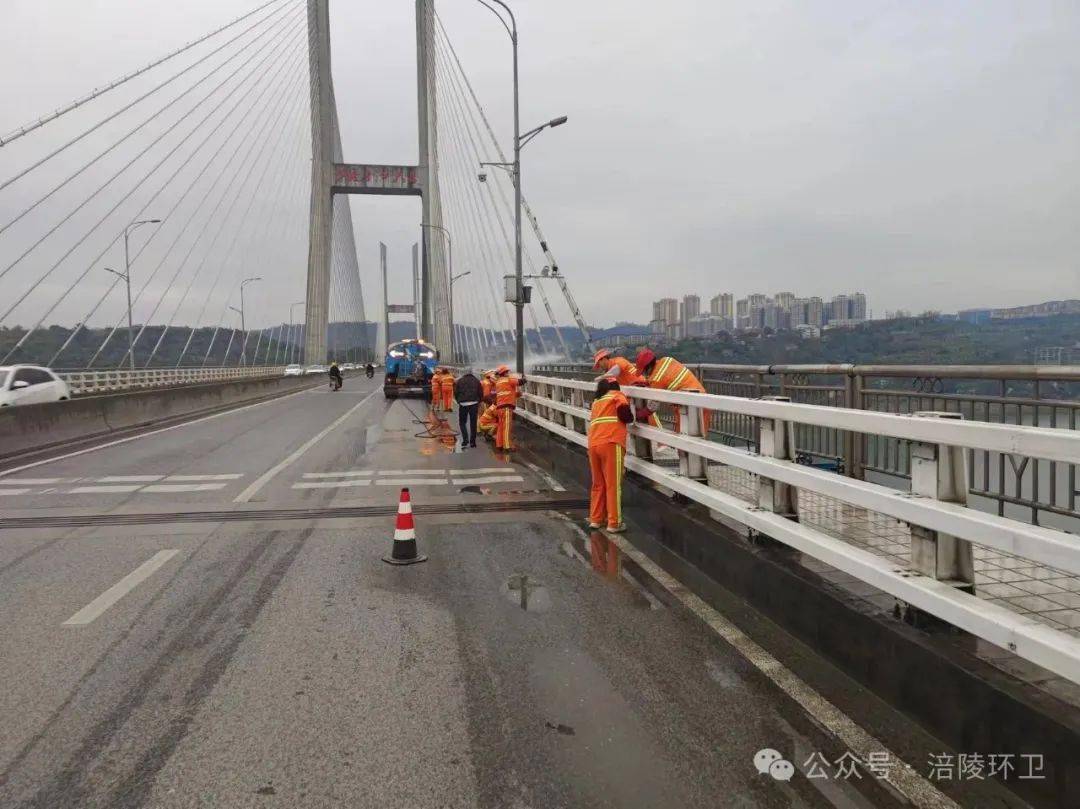 花台,道路隔离护栏,公交站牌,地下通道顶棚等市政设施,出入城高速路口