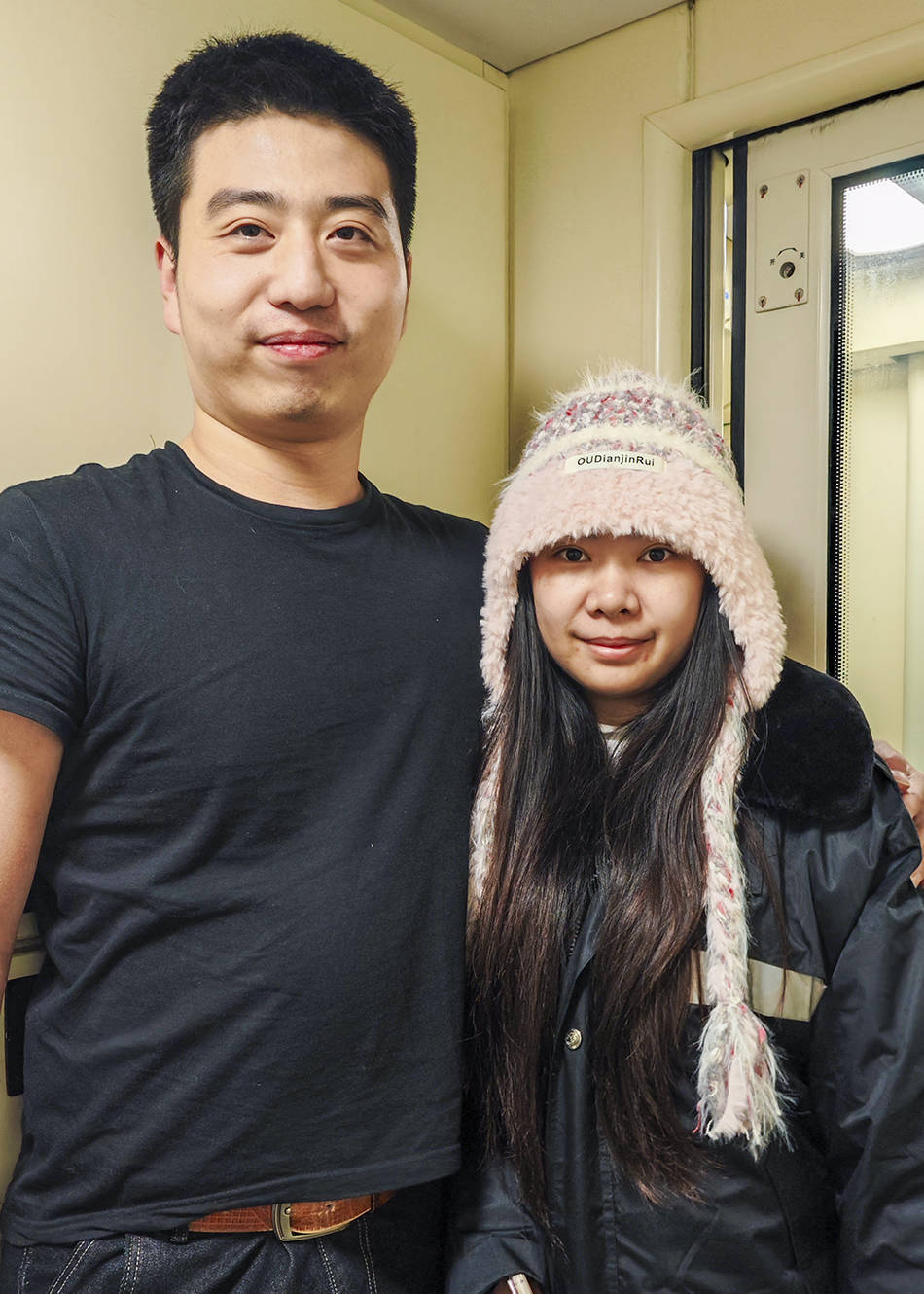 姓名:张仲兴(左),周欣然  年龄:25岁,25岁周欣然:大学就坐这趟车从