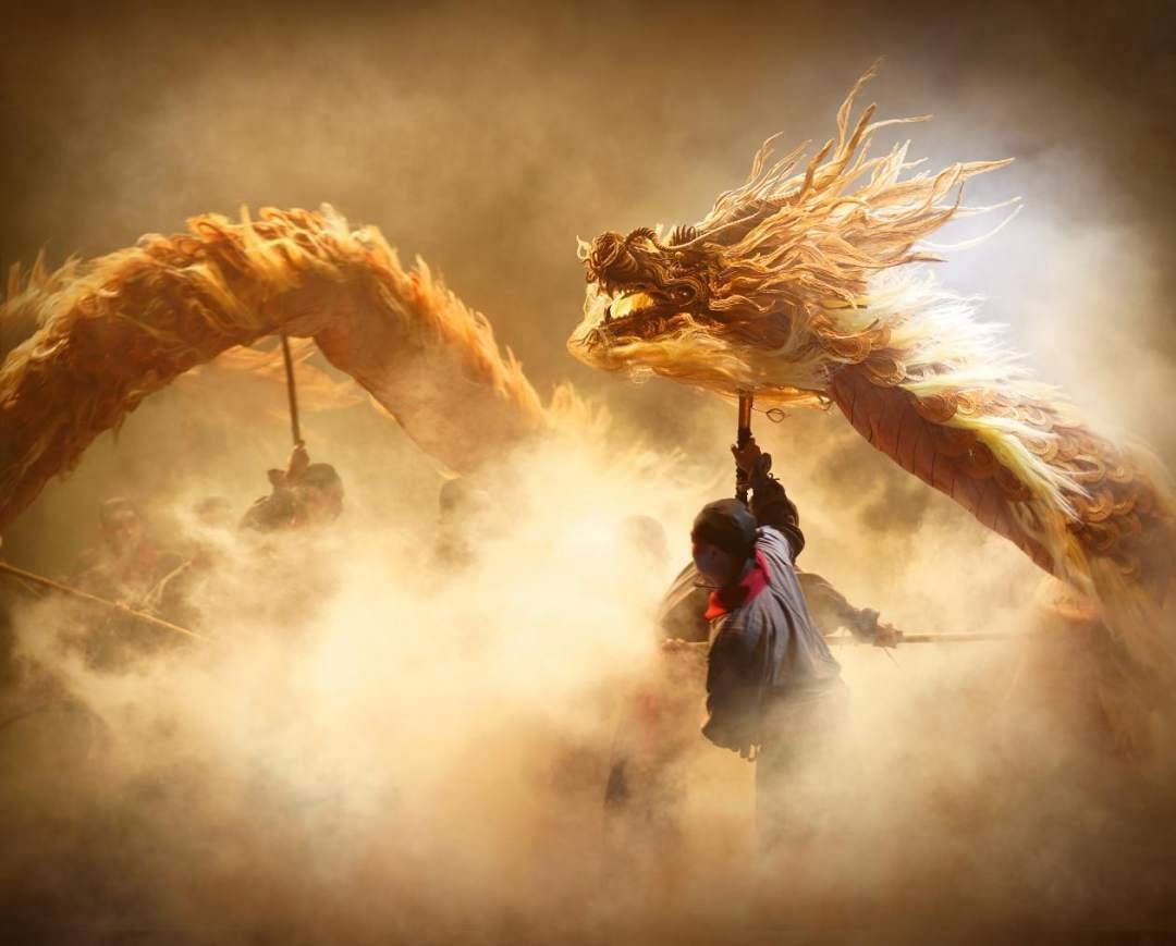 河南卫视春晚开场的社火表演《龙舞》,由总编导杨丽萍操刀,作为一场