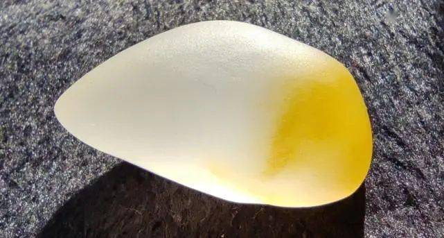 石英质玉,是一种主要由隐晶质,显晶质石英及少量的云母,绢云母,绿泥石