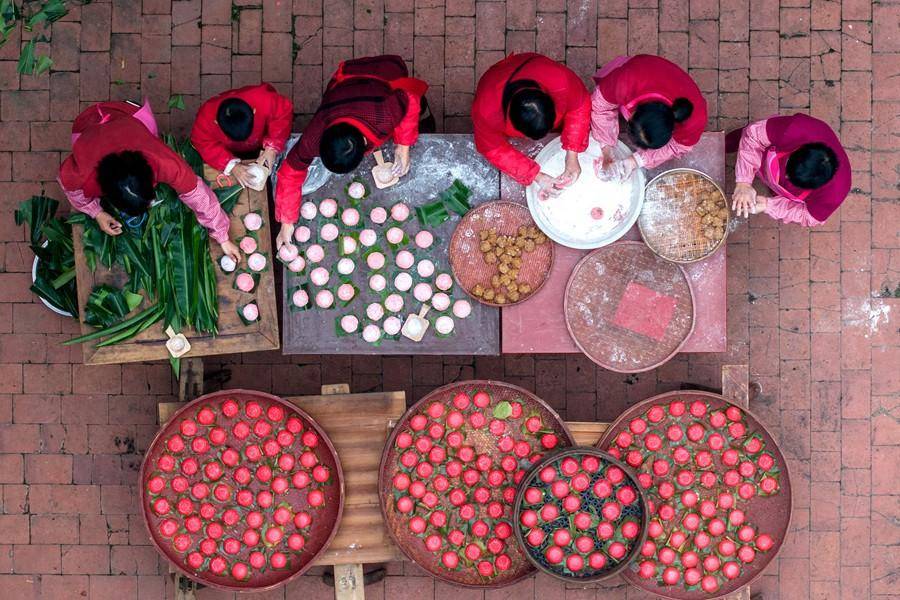 新春走基层|福建莆田:穿红衣做"红团" 春联上墙迎新年_蔡昊_林盈_面团