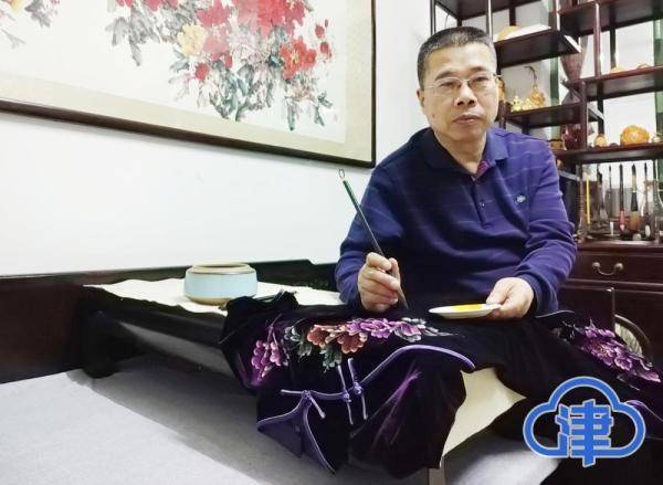 【新春走基层】手绘锦上添花 服装美艳如画_程津忠_市