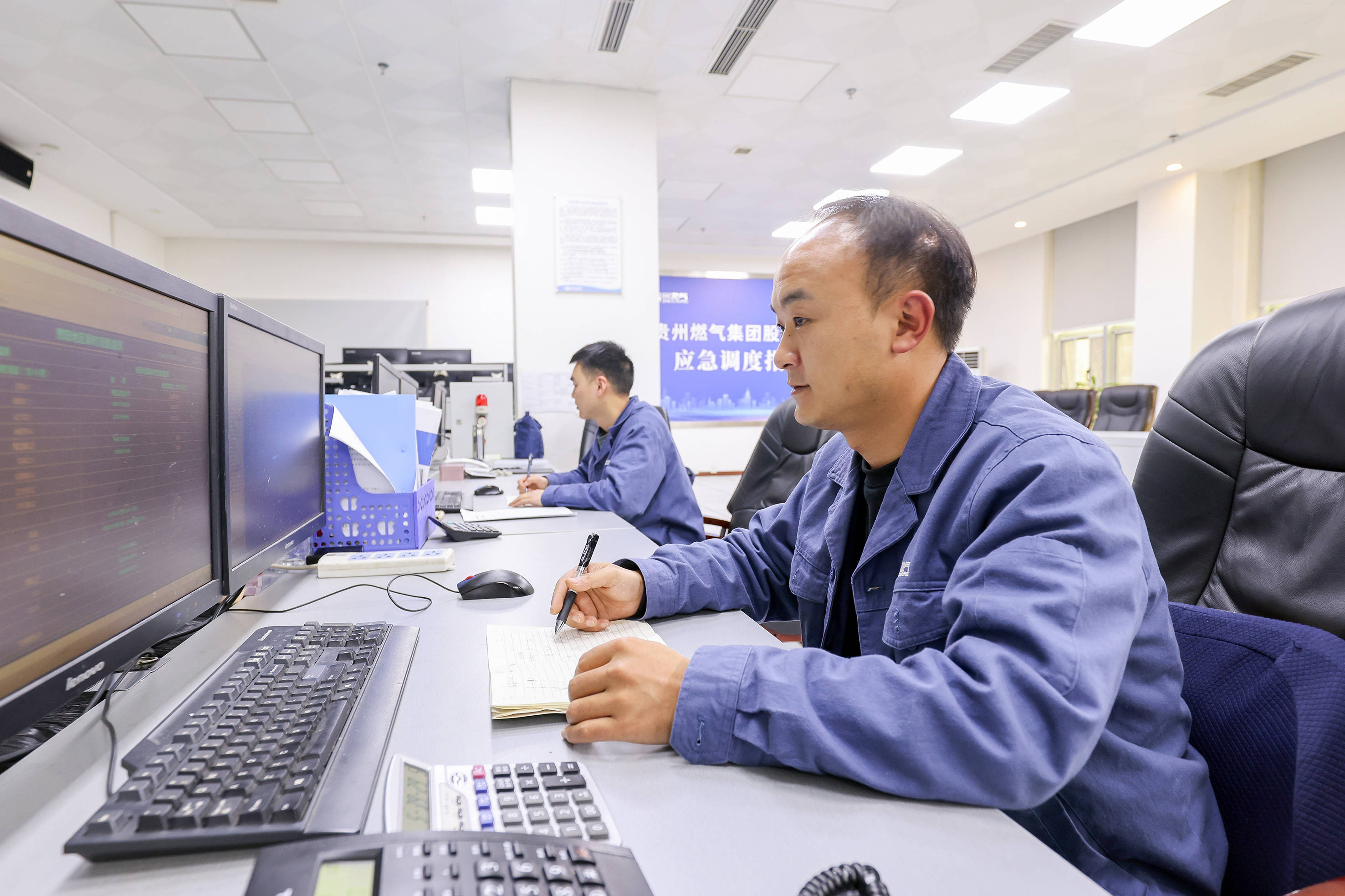 应急调度指挥中心,各天然气场站等关键岗位24小时专人在岗在位,保证