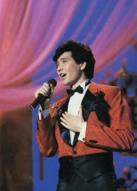 眼睛是明亮又闪烁,仿佛天上星,是最亮的一颗…"除夕之夜,烫着微卷头发