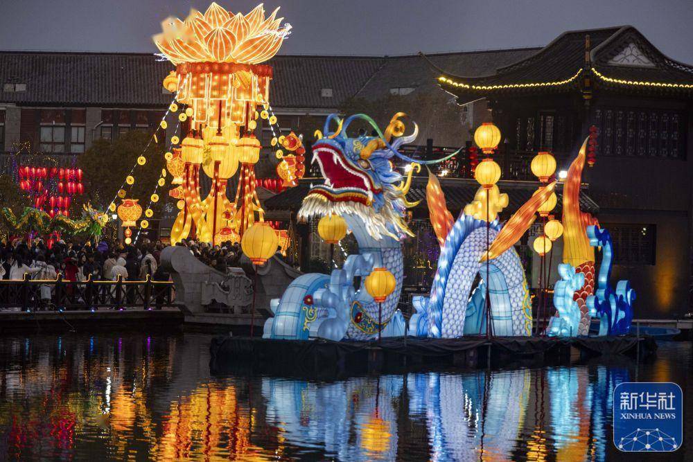 2月7日,人们在河北省秦皇岛市北戴河区第十届新春灯会上赏灯.