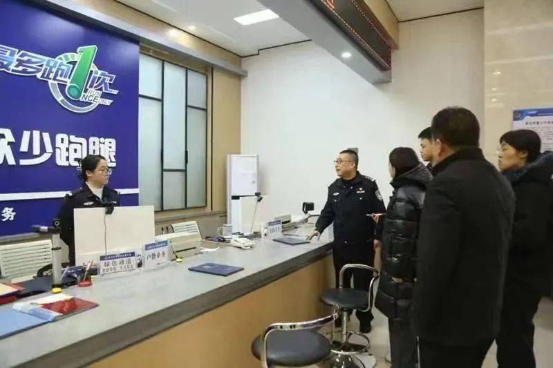 在综合指挥室,电子屏上出现尧庙派出所的辖区概况图,曹荣生如数家珍般