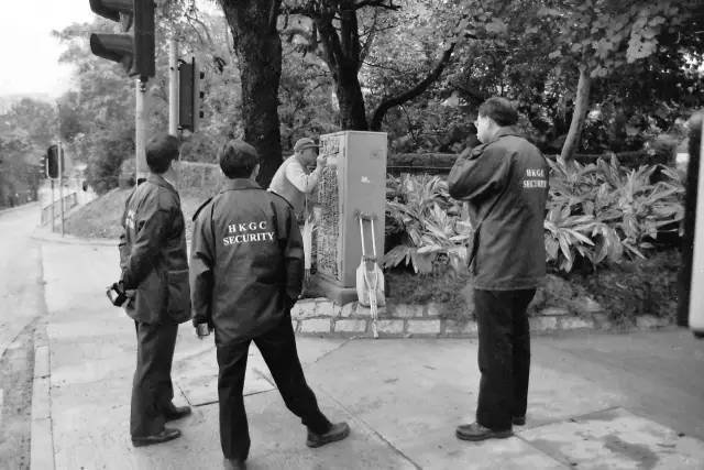 曾灶財街頭書寫時,守在一旁的清理人員香港不是想怎麼來就怎麼來的