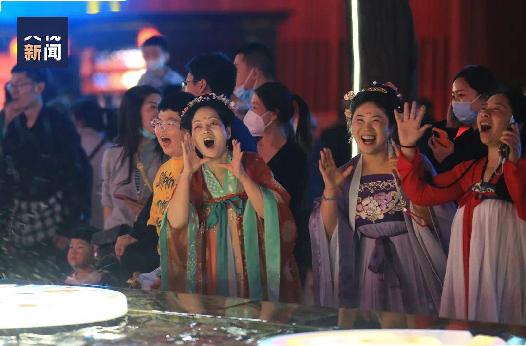 "诗意长安"诗词灯串打造梦回大唐的时光隧道,长安文人的情怀在夜空