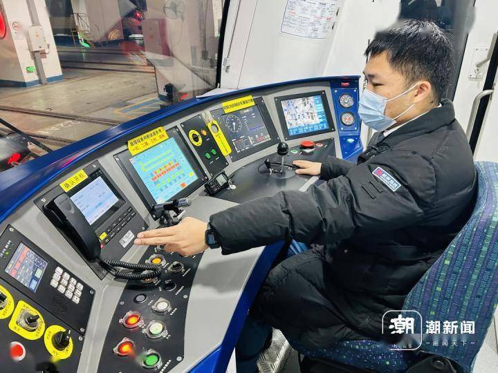 除夕地铁末班车司机:载夜归人回家,也惦念着两千公里外的家