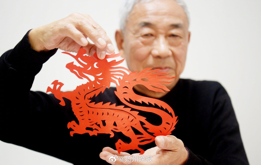 最近,扬州七旬"剪纸达人"方世岳老人创作了大小不一,形态各异的生肖