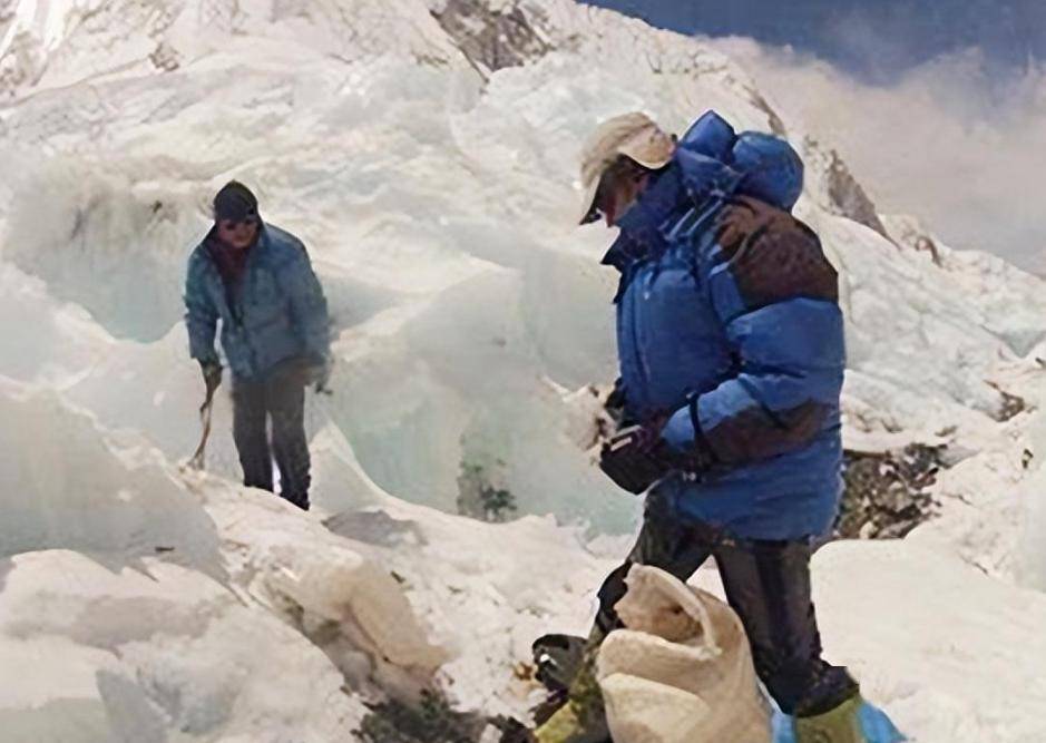 98年夫妻登珠峰,妻子被遗弃在山顶,她绝望喊道:我不要抛弃我