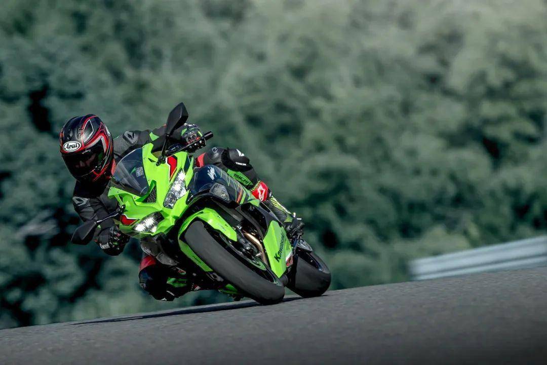 就拿同属忍者家族的ninja 400与其相比,ninja 400是搭载并列双缸,兼顾
