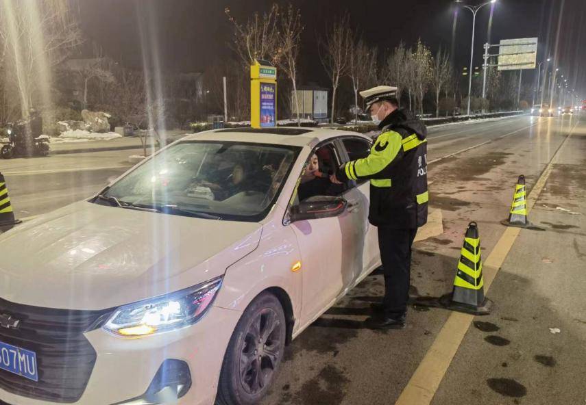 菏泽交警夜查酒驾醉驾!多人落网._整治_行动_楼盘