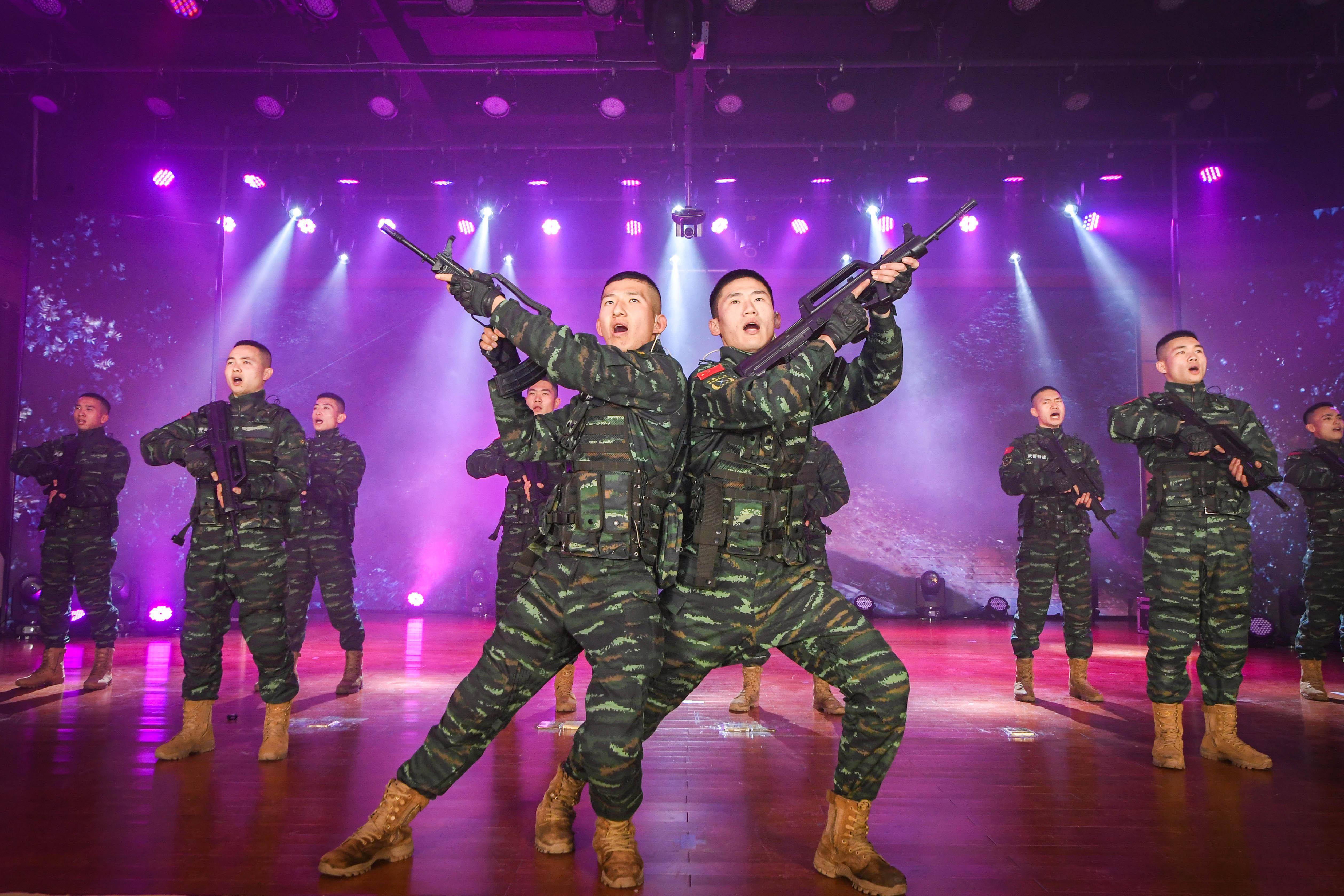 伴随着欢快的节奏,文艺晚会在开场舞《军营欢歌庆新春》中正式拉开