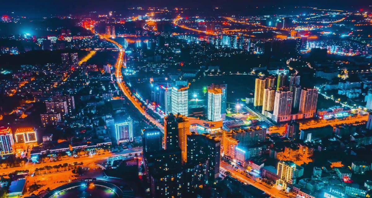 咸宁市夜景22时13分,在咸宁火车站外,随着人流走出站台的朱女士找到