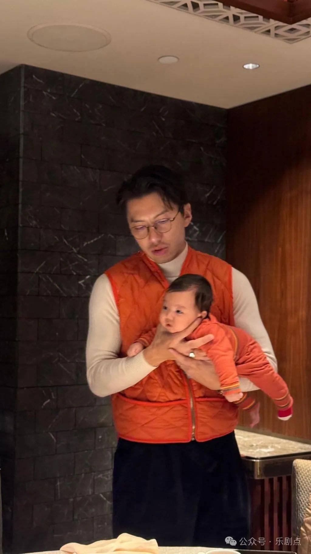 袁伟豪穿亲子装,首坐儿童座椅不哭不闹_陈炜_朱朱_朱晨丽