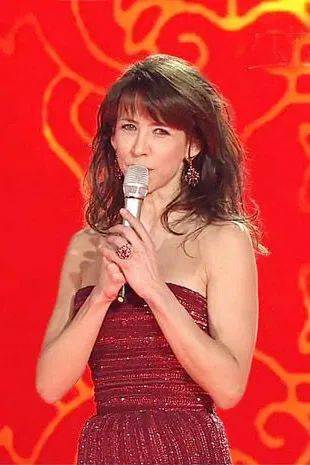 连续两年登上春晚的法国女神?_明星_中国