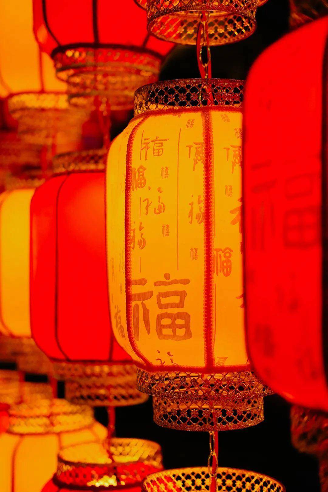火红灯笼高高挂,中国结里迎新年