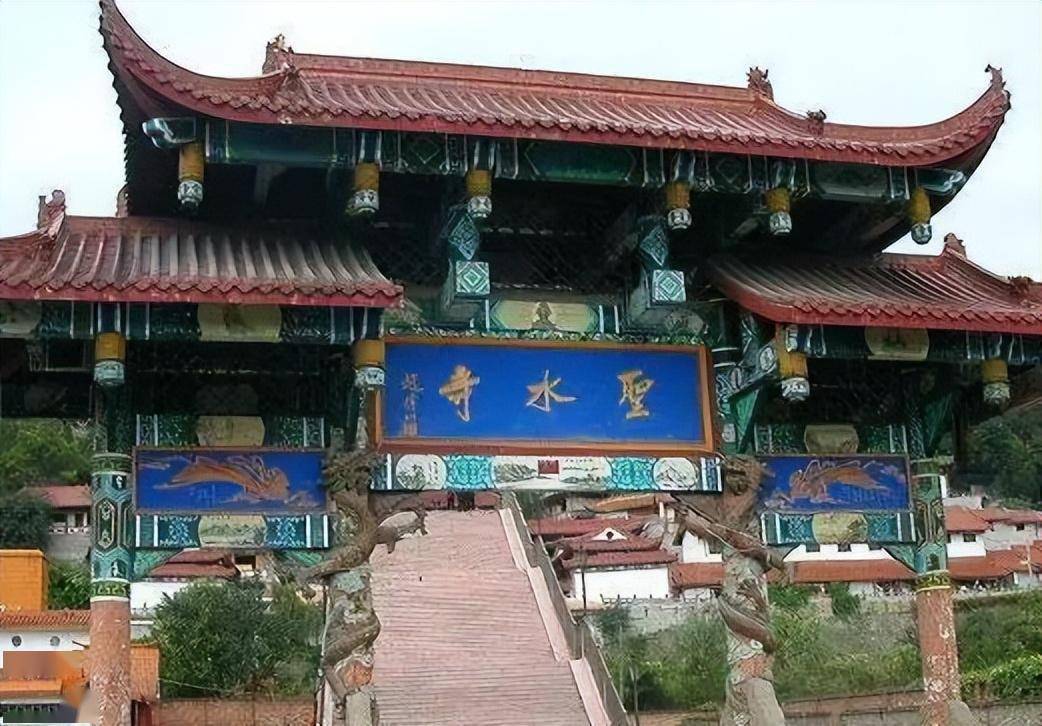 早上,从汉中市区出发,前往汉山广场,体验"龙市大集"南郑区2024新春