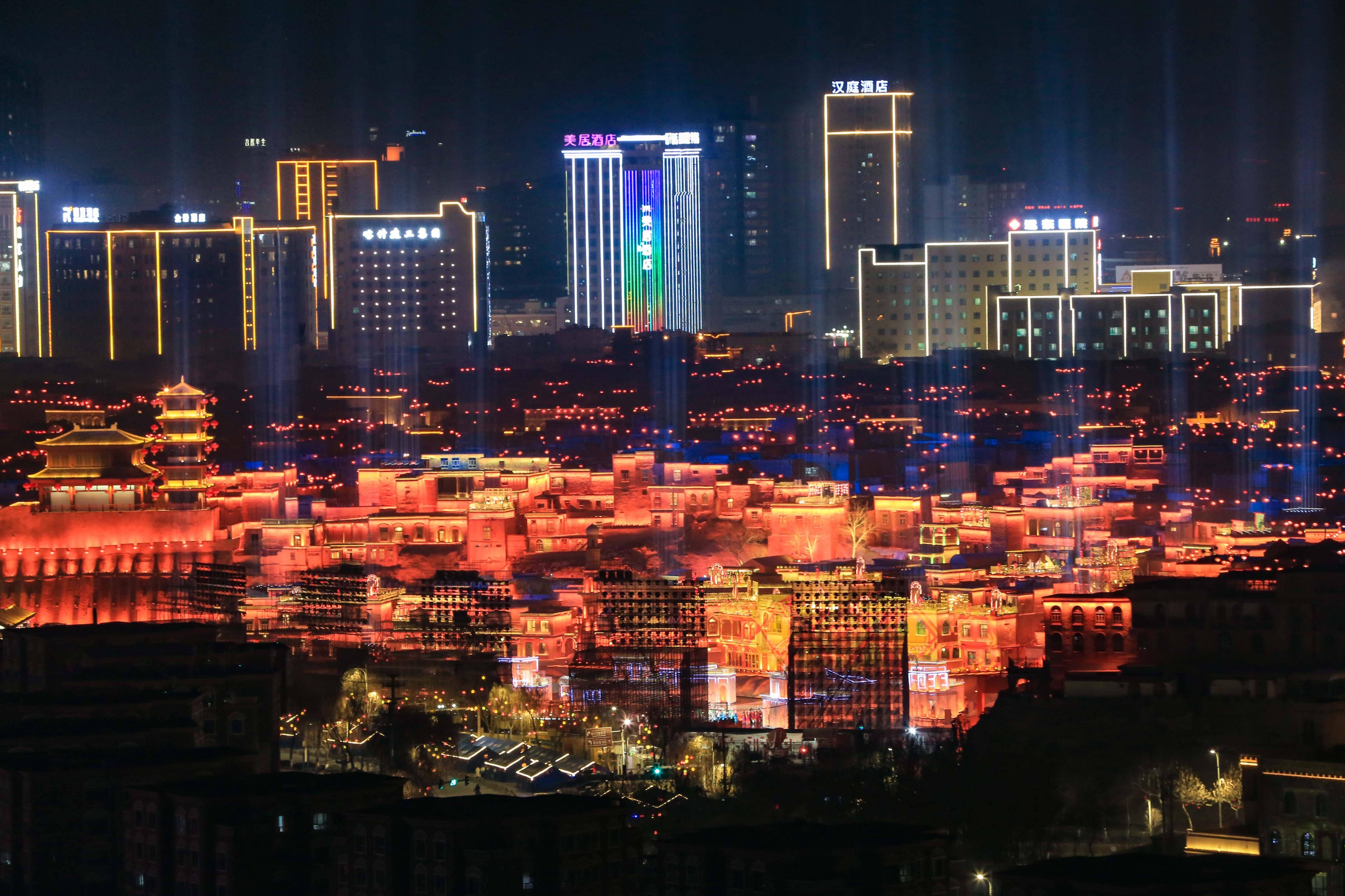 新华社发(蔡增乐 摄)2月9日拍摄的新疆喀什夜景.