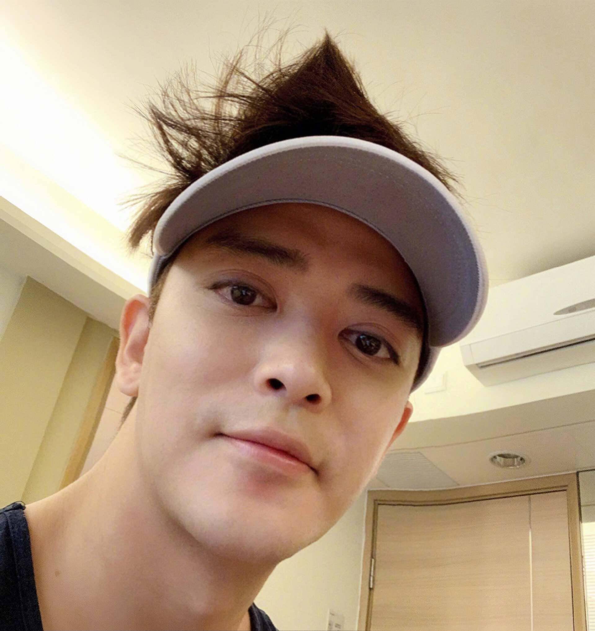 香港知名男星全裸泡温泉,违规拍照惹争议,多次陷整容传闻