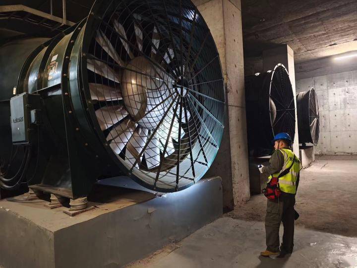 杭州城管供图晚上11点,于金华与其他2名电工开始隧道夜间的隧道杀备