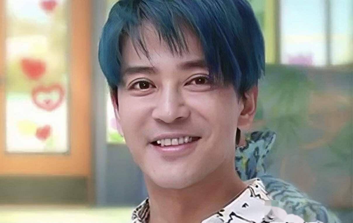 香港知名男星全裸泡温泉,违规拍照惹争议,多次陷整容传闻_陈晓东_妻子