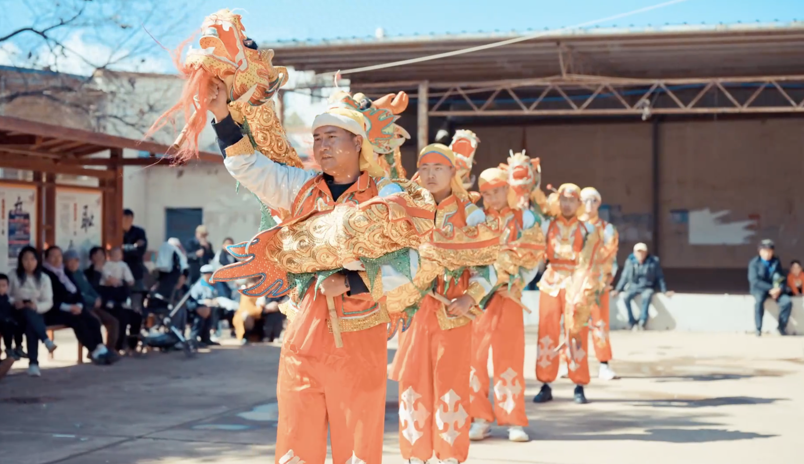 "一人一龙":云南晋宁独龙舞闹新春_舞龙队_昆明_吴艳涛