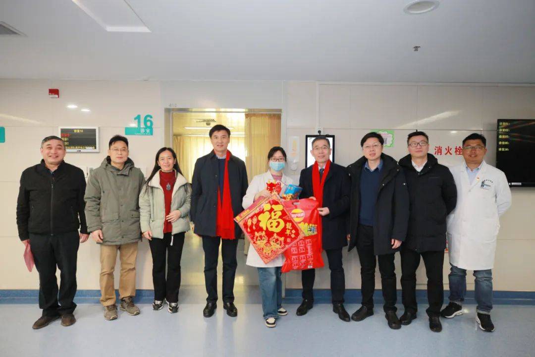 大年初一,院领导带队看望慰问坚守在一线的