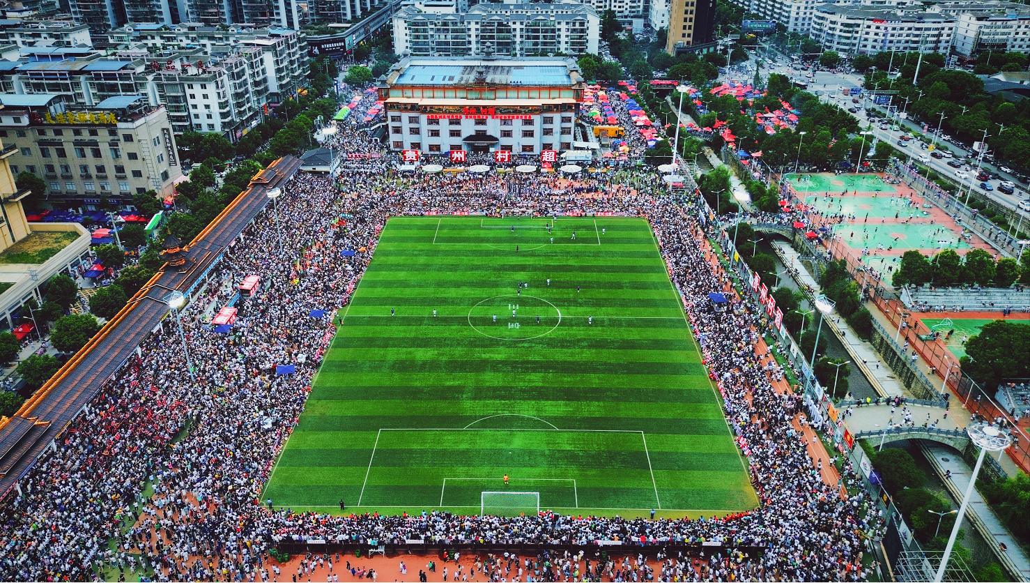 我在贵州村超里看到足球的纯粹:村民凑出参赛经费,赢一场能拿两只猪脚