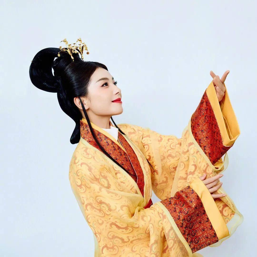 章若楠的毛衣,张天爱的口红…今年春晚换她们当爆款女王!