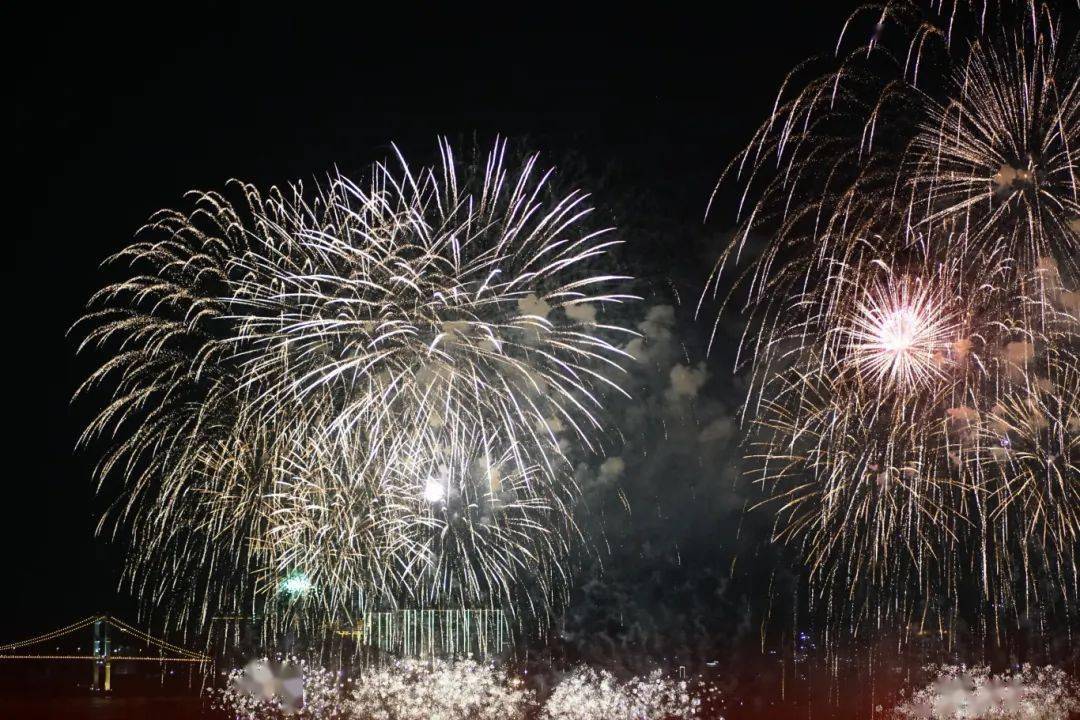 最高燃放高度达300米烟花炮弹总量达到5万多发今晚的焰火晚会表演亮点