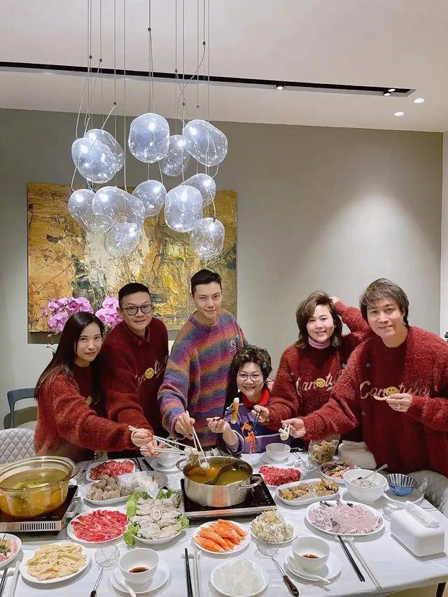 陈伟霆晒和家人吃年夜饭,长得像妈妈 妈妈好美好年轻_爱的_祝福_味道