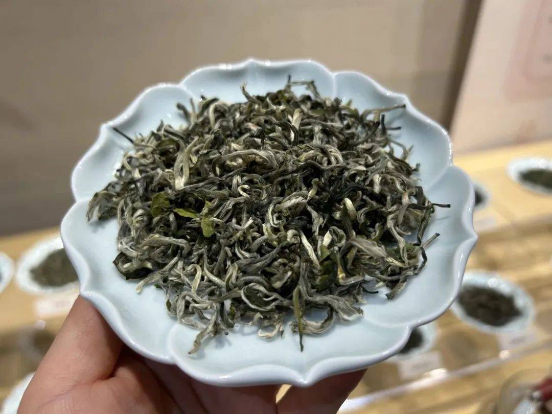 东海龙舌(绿茶类)主产于浙江宁波鄞县福泉山茶场的扁形炒青绿茶.