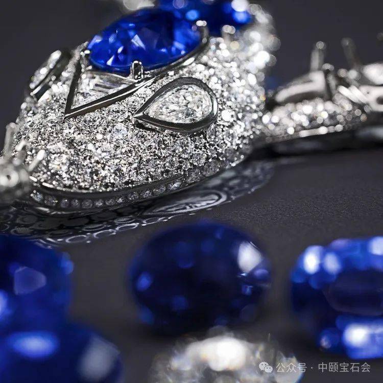 优雅「灵蛇」再现|bvlgari 之 serpenti 蓝宝石项链