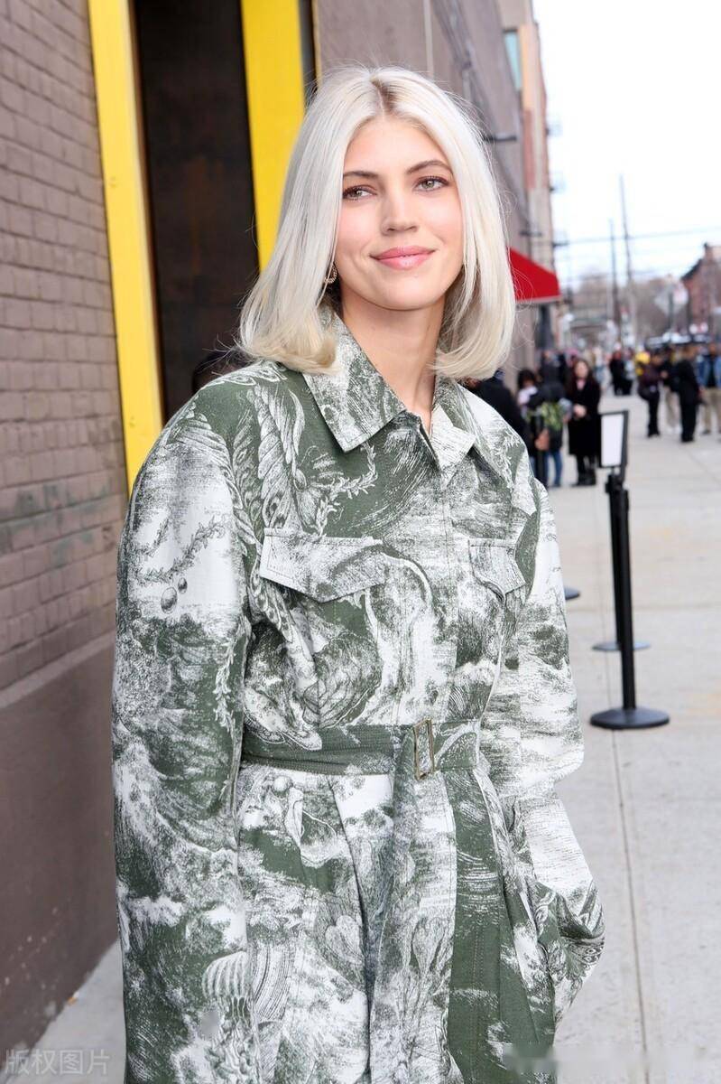 街拍:超模德文-温莎印花衬衫裙 穆勒凉鞋简约时尚_美国纽约_时装周