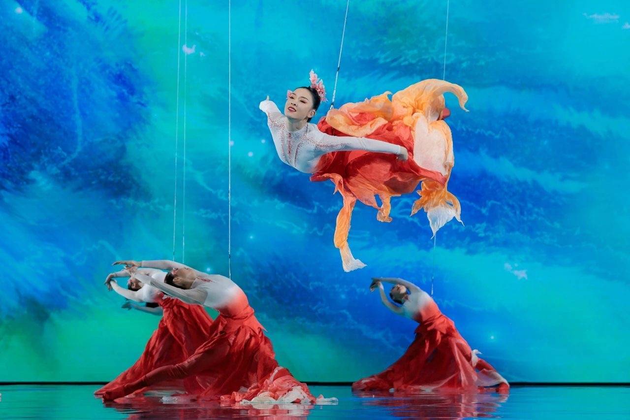 领舞《锦鲤》惊艳亮相春晚,华宵一:舞蹈让我看到自己_威亚加_动作