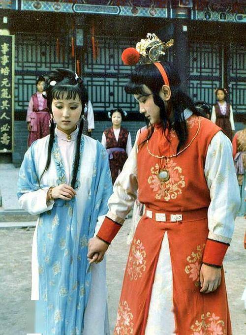 宝玉一听她来了就走,想快去见她.宝钗叫他等等,咱俩一块走.