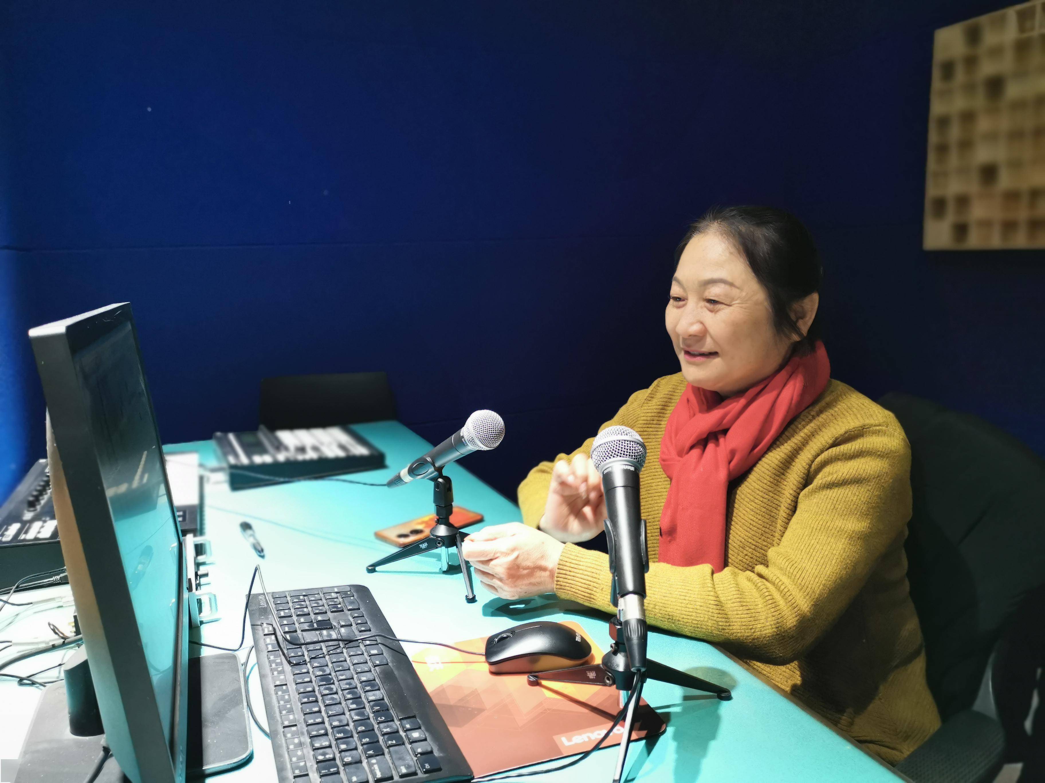 人,渭南市一级工艺美术大师曹静在新春里带大家走进剪纸艺术的世界