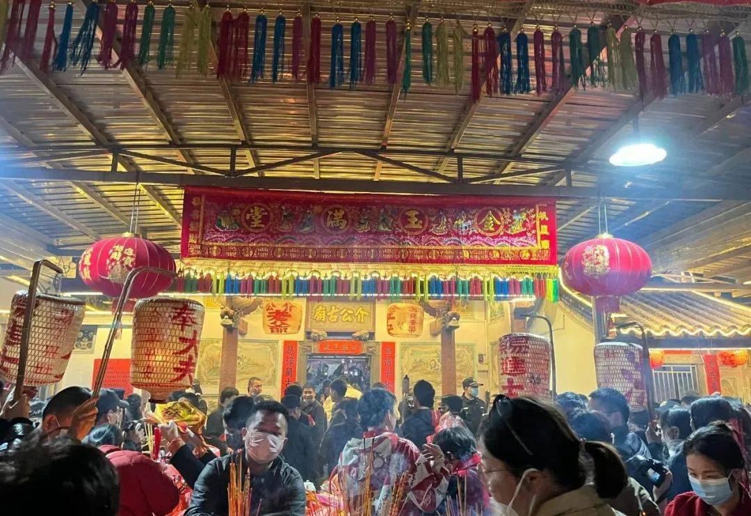 介公古庙供奉着介子推(及其母亲)的木雕漆金像,庙中设"木坑圣王"牌位