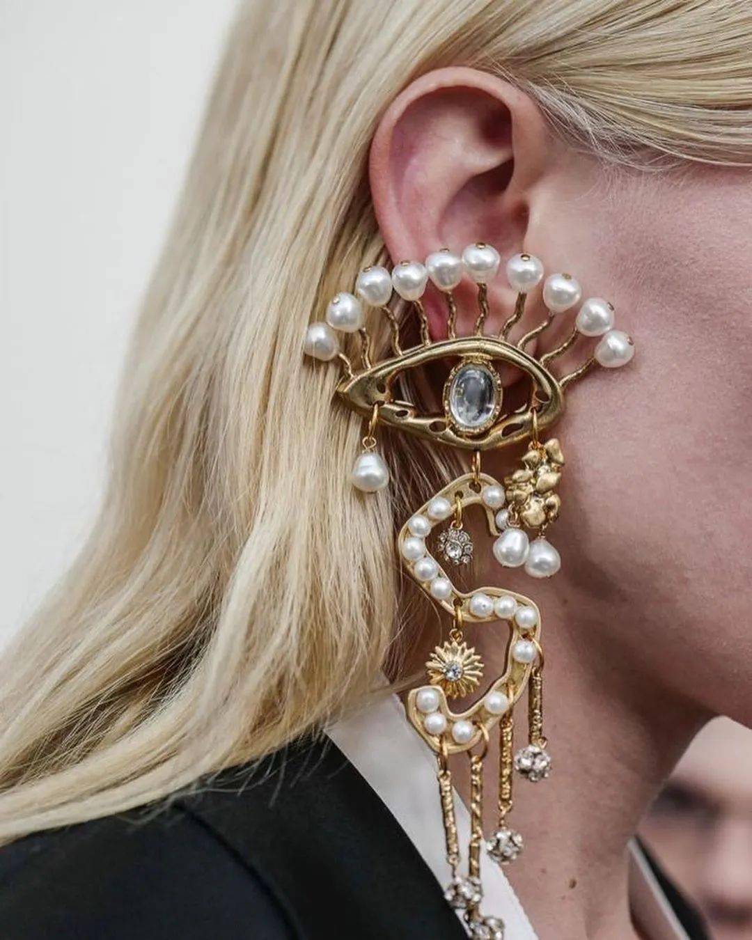 香奈儿死对头"复活",奇葩礼服吓坏网友:这是人类能穿?