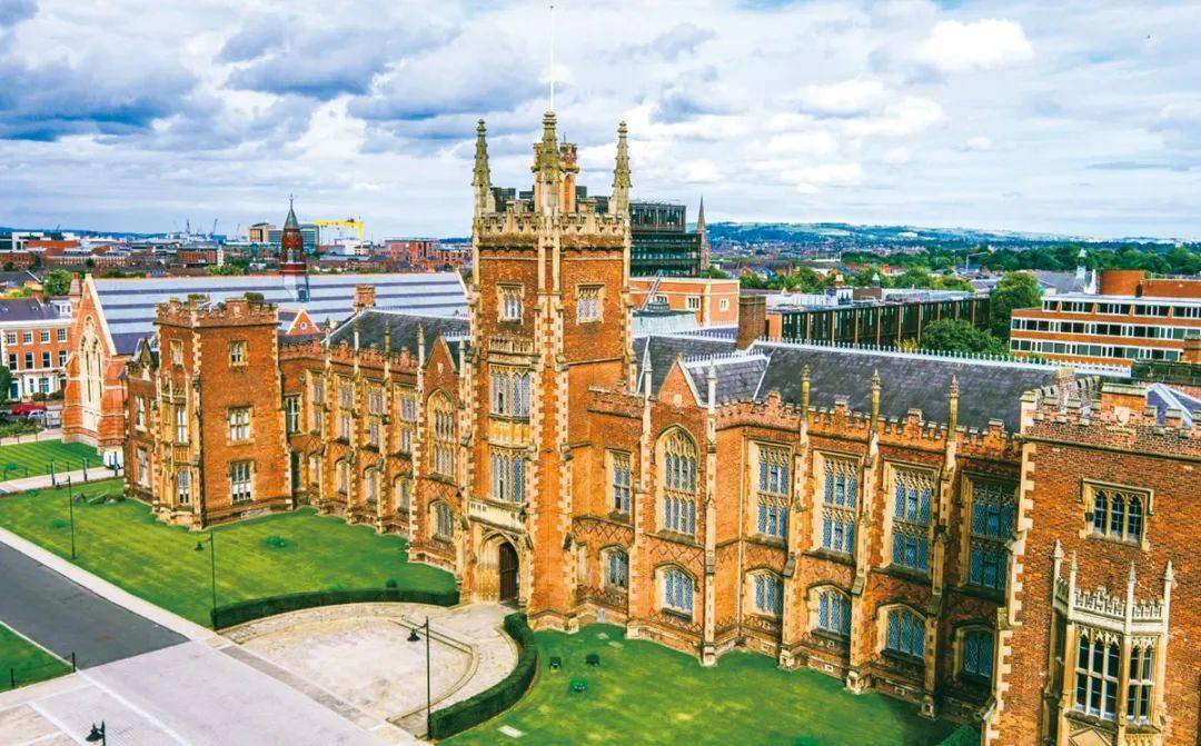 贝尔法斯特女王大学主楼蓝侬楼于1849年建成,由查尔斯·蓝侬爵士设计