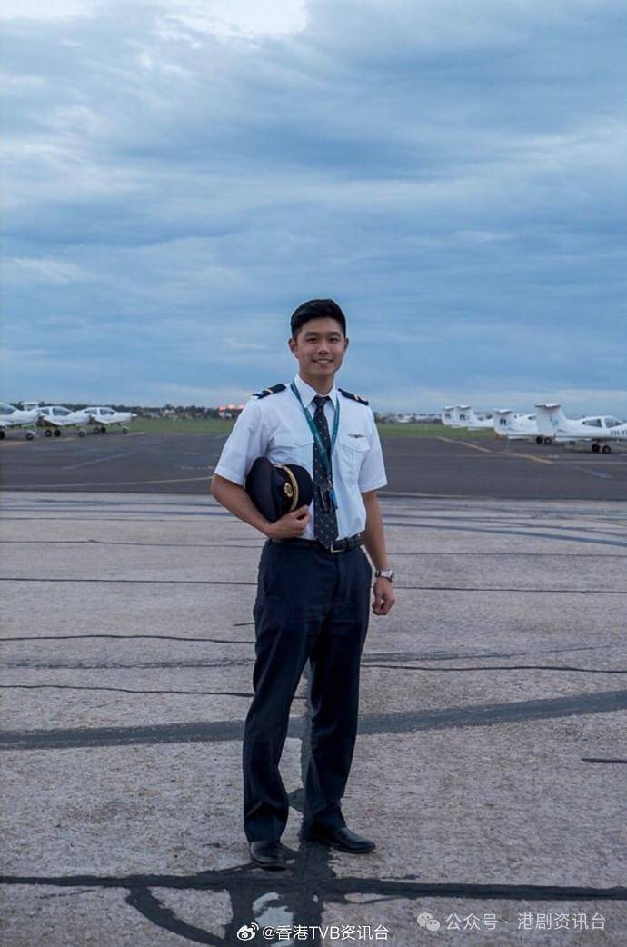 大仔吴伟诺是香港消防处消防队长,已任职九年,二仔吴伟言是飞机师,仍