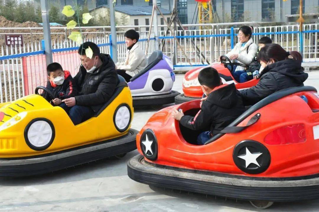 畅快嗨,放肆玩!来嗡嗡乐园,唤醒大朋友的童心,更让小朋友兴奋不已!