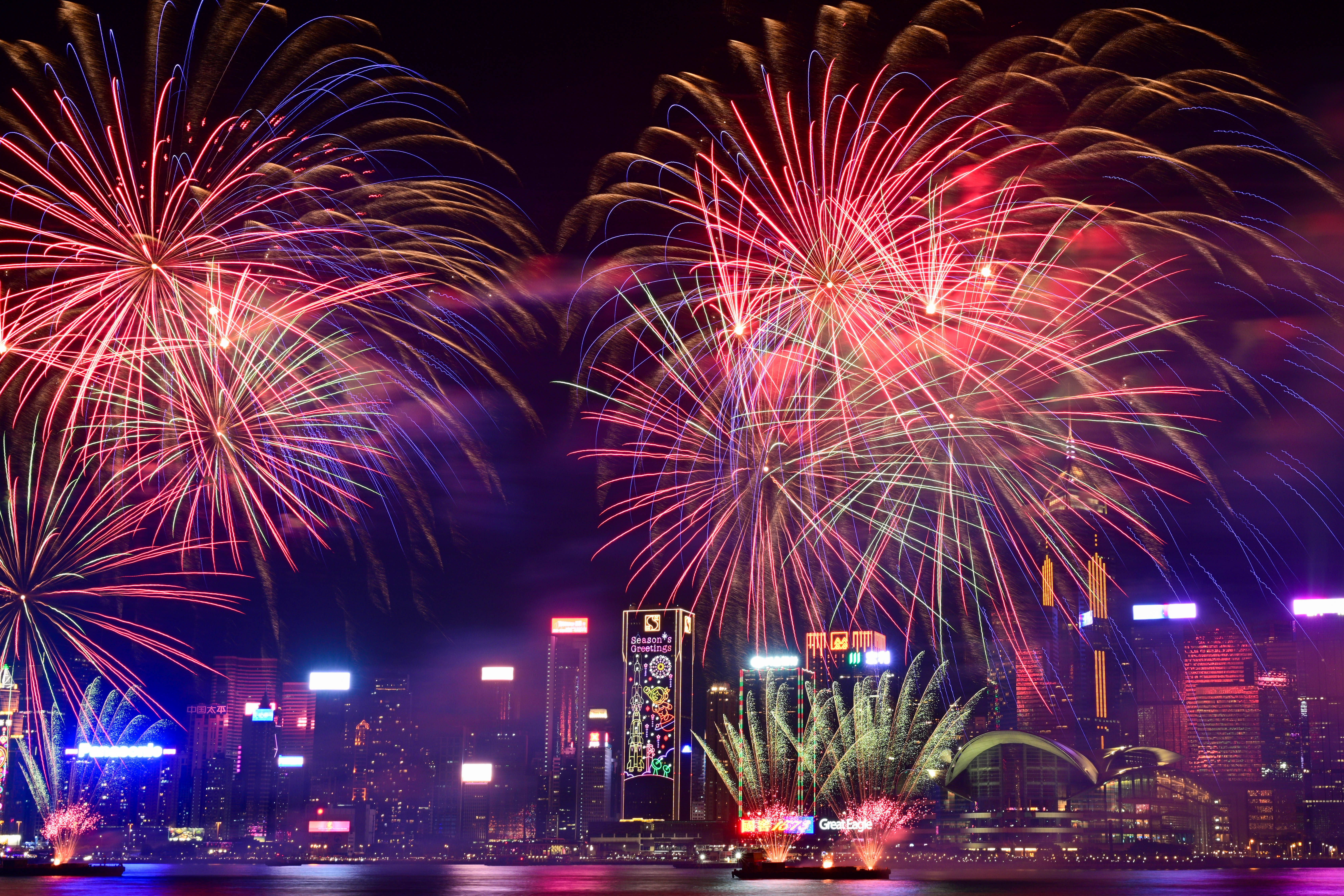 日报道,正月初二(11日)晚8时,春节烟花汇演在香港维多利亚港上空绽放