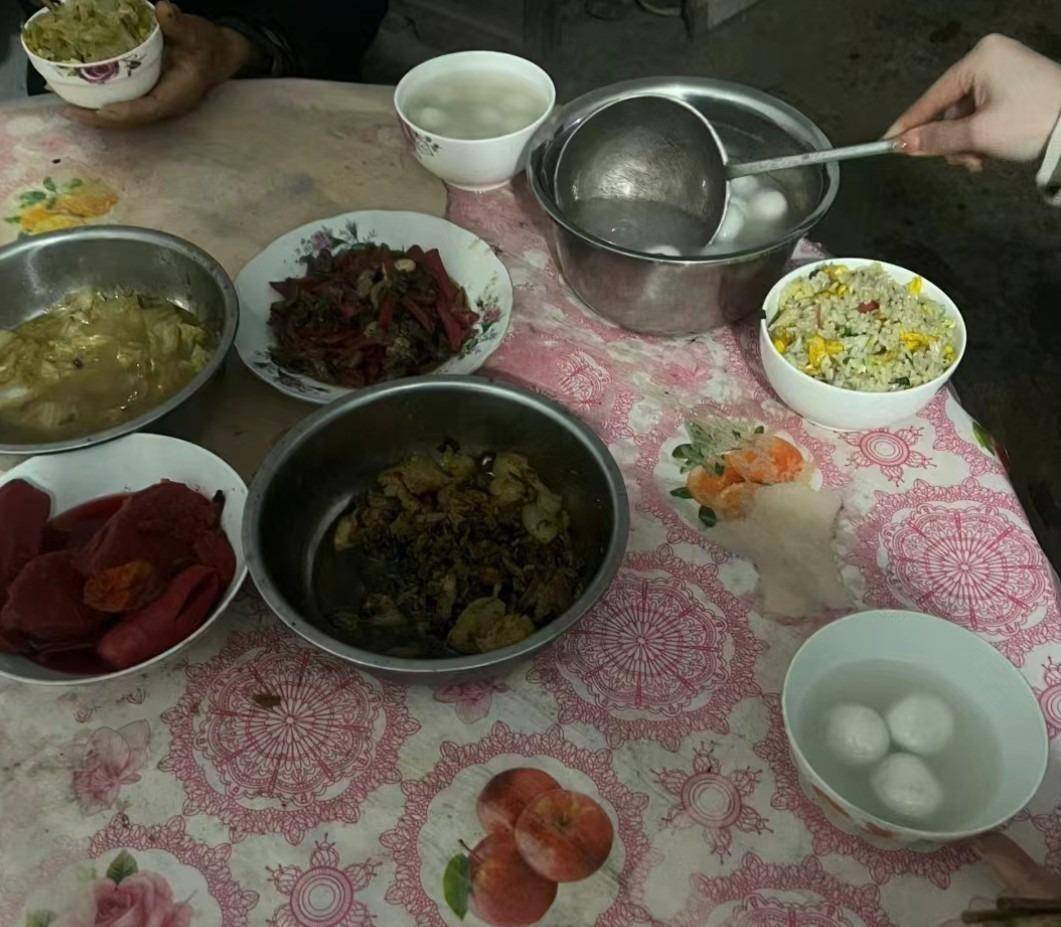 网友晒第一次去男朋友家的年夜饭,差距也太大,第4家""